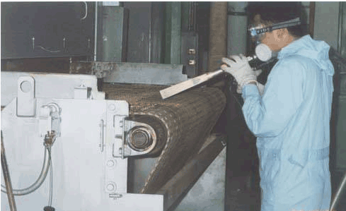 How does the dry ice blasting machine clean?